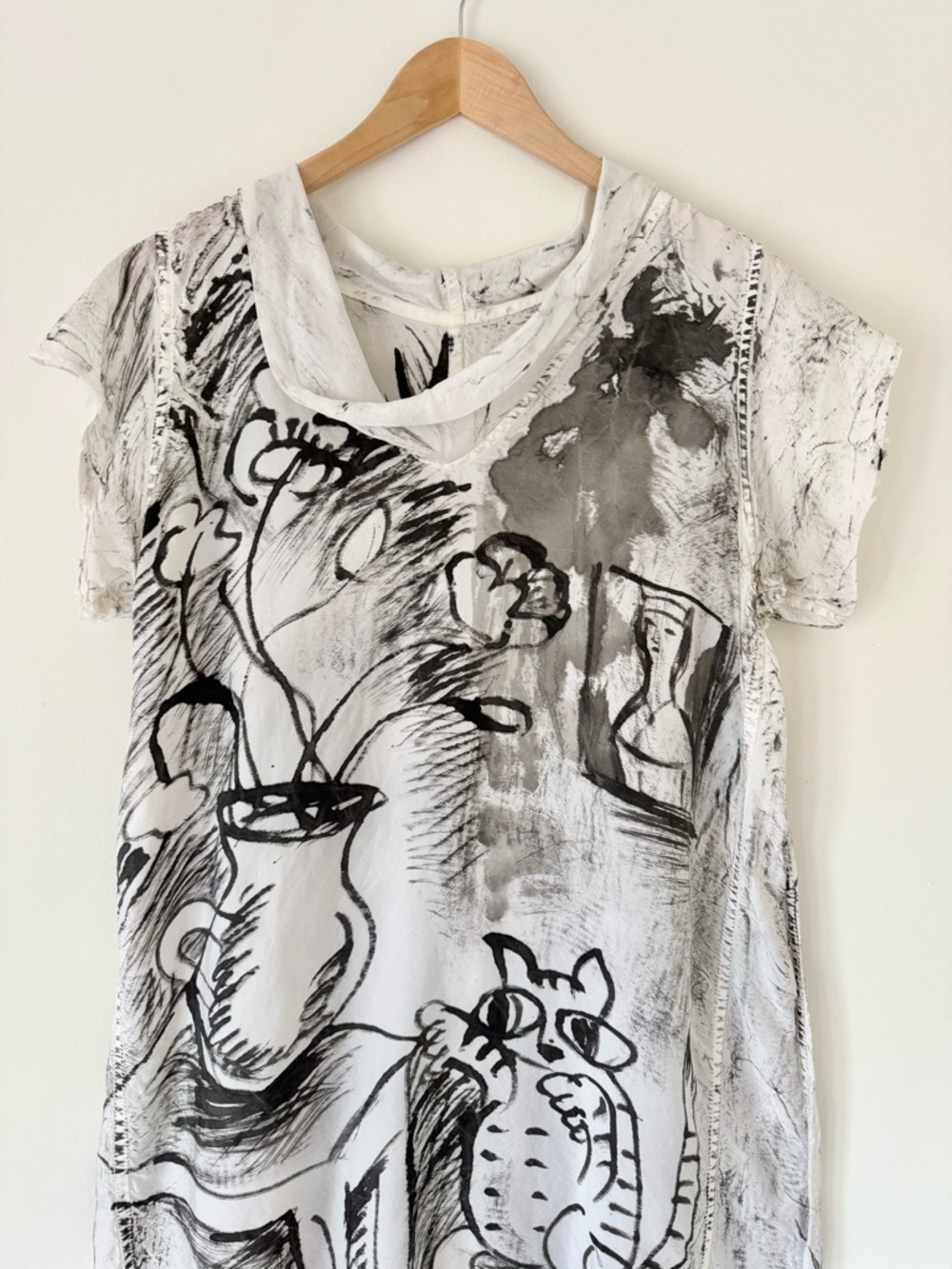 Skifo White Short-Sleeve Tunic Dress with Black Sketch Novelty Cat Print, Size M - Picture 4 of 12